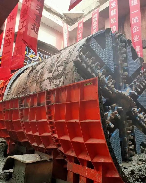 喜訊?。。”本┑罔F17號線左線昨日順利接收成功，北京建工土木工程有限公司攜手河南隧通機(jī)械有限公司為中國現(xiàn)代化建設(shè)再立新功！(圖6)