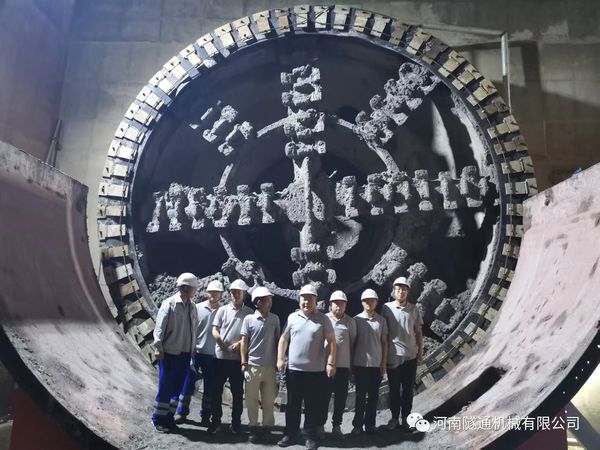 喜訊！?。”本┑罔F17號線左線昨日順利接收成功，北京建工土木工程有限公司攜手河南隧通機(jī)械有限公司為中國現(xiàn)代化建設(shè)再立新功！(圖5)